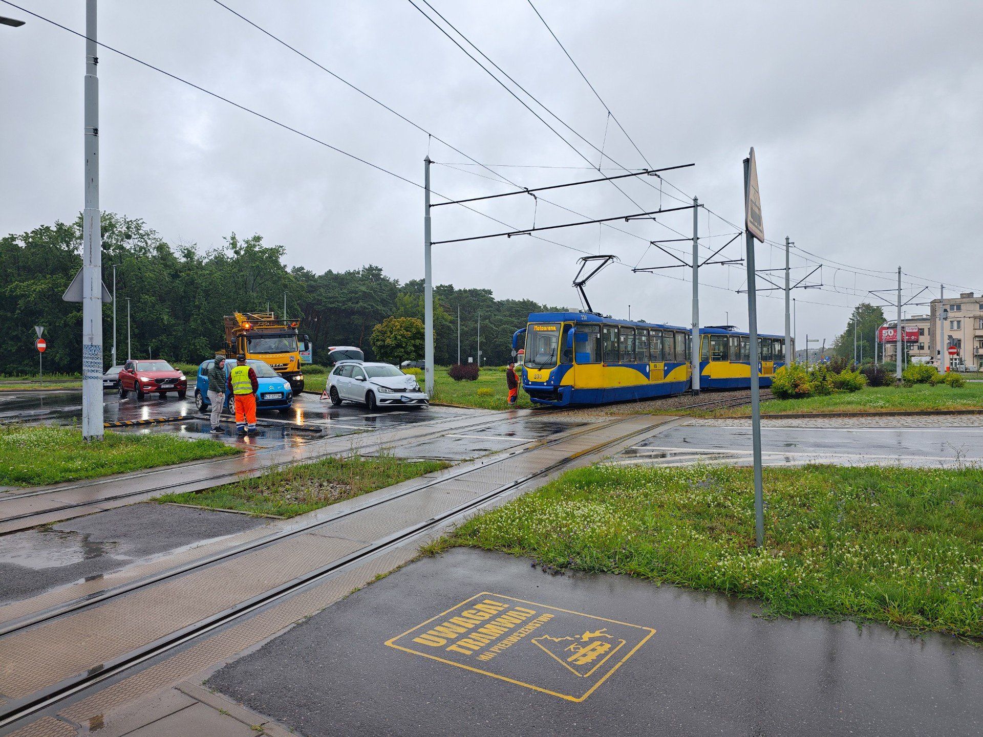 Na pl. Hoffmanna w Toruniu samochód osobowy zderzył się z tramwajem