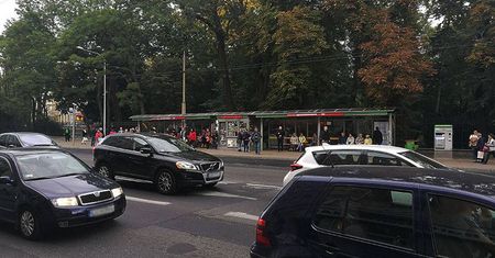 Spieszył się na autobus. Przebiegł przez jezdnię, potrącił go samochód