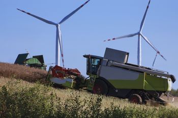 Krotoszyn: 56-latek kierując kombajnem uszkodził latarnię i rynnę budynku
