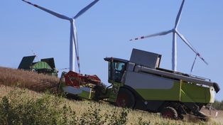 Krotoszyn: 56-latek kierując kombajnem uszkodził latarnię i rynnę budynku