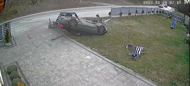 Groźne dachowanie auta. Wszystko nagrała kamera monitoringu. Mamy wideo z dźwiękiem