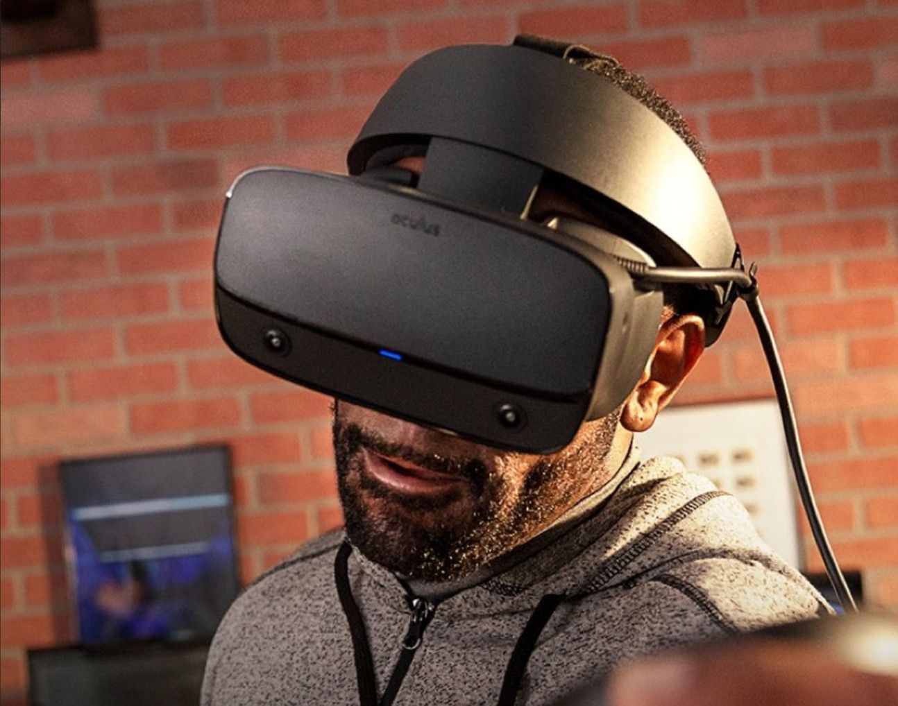 Facebook próbuje oszukać prawa fizyki. Znalazł sposób na budowę małych gogli VR 2