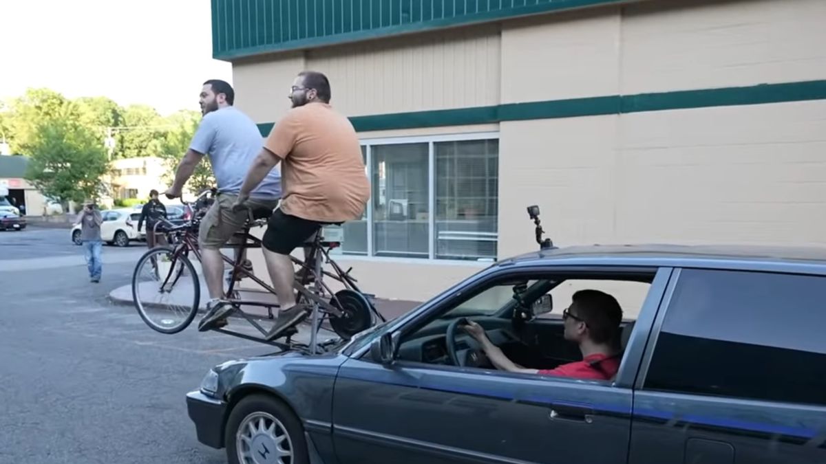 Samochód napędzany rowerem. Jak sobie poradził? Zobacz ten film 1