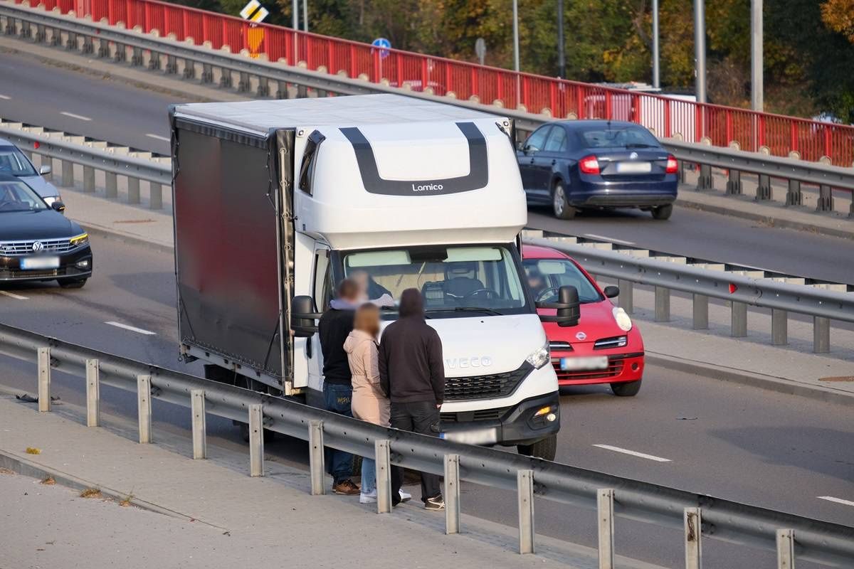 Zderzenie iveco i volkswagena na al. Solidarności