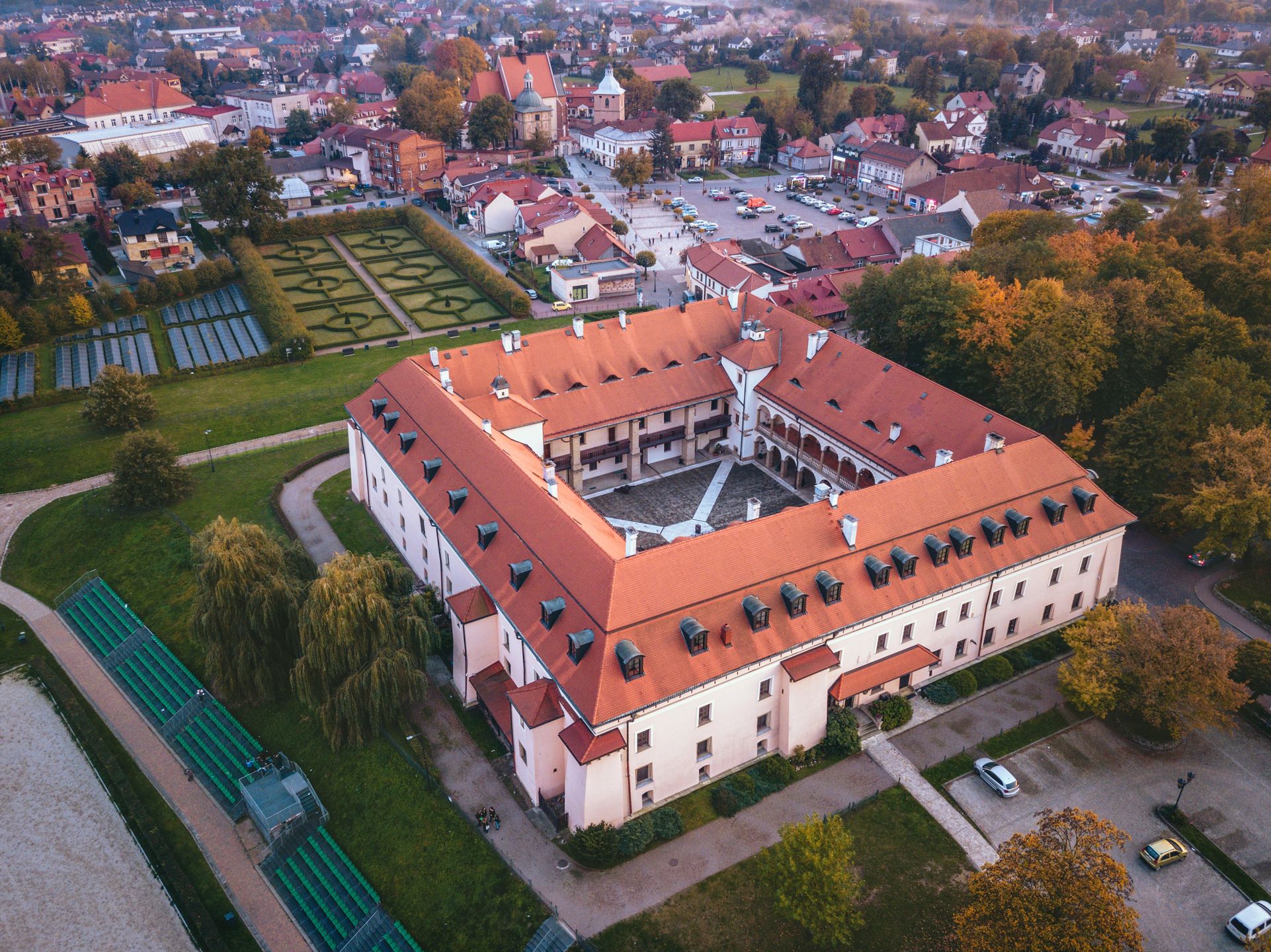 Widok na historyczną część Niepołomic z lotu ptaka
