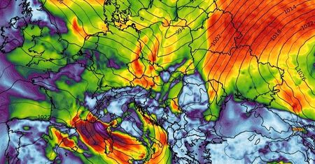 Lecą dachy i drzewa. Wichura nad Polską