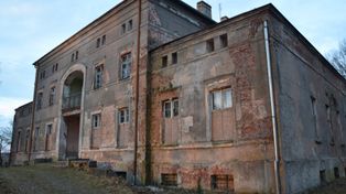 Stoi i niszczeje. Jak obecnie wygląda pałac w Grabównie pod Piłą?