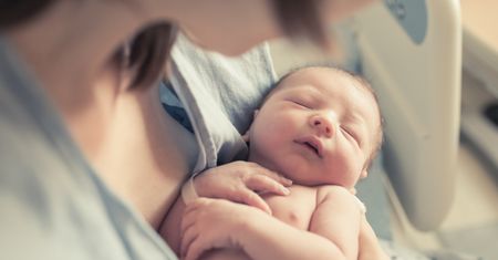 Biżuteria z fragmentami pępowiny zyskuje na popularności. Mamy chcą mieć niezwykłą pamiątkę