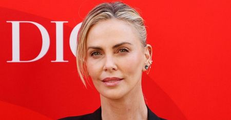Charlize Theron odkrywa seks z młodszymi mężczyznami. "Przespałam się z 26-latkiem. Było ZAJ*BIŚCIE!"