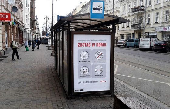 AMS na swoich nośnikach zachęca do zachowania domowej kwarantanny