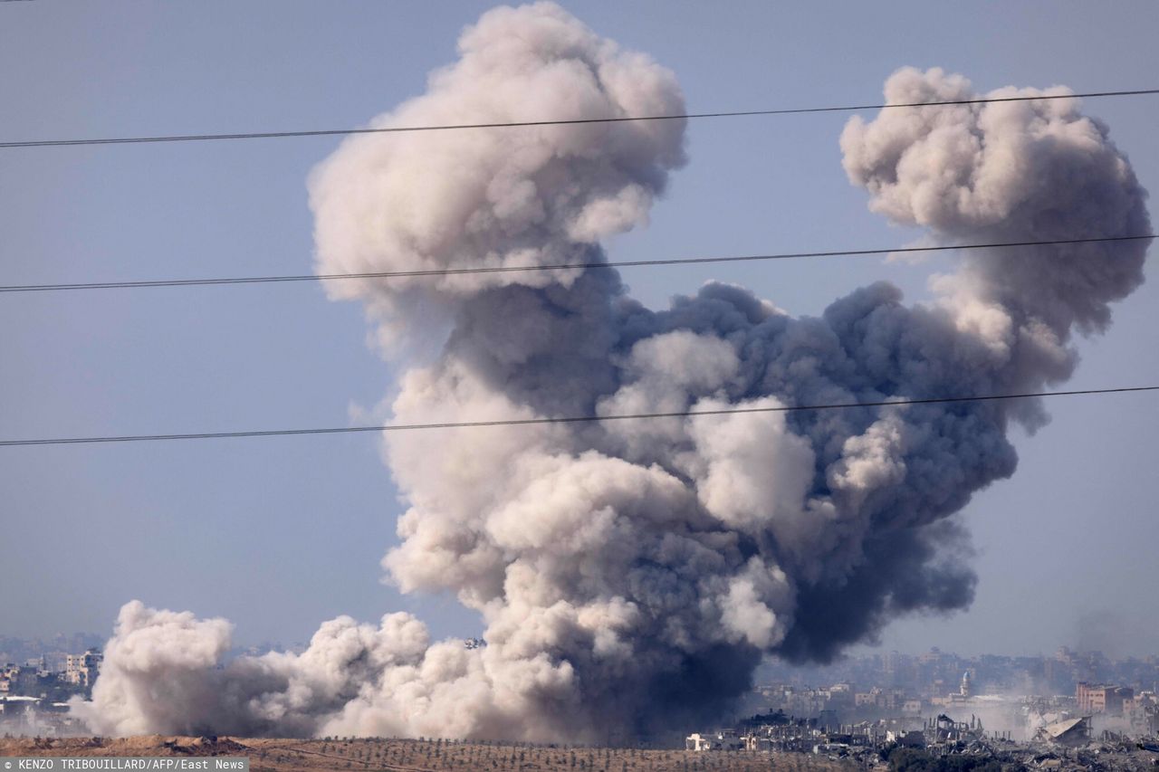 17 listopada. Dym widoczny po bombardowaniu Strefy Gazy widoczny od strony Izraela