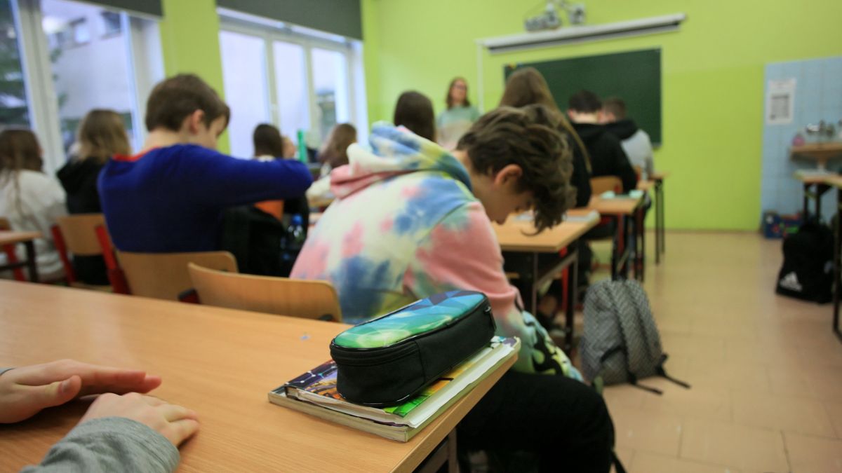 Gorzów Wielkopolski, 21.02.2022. Lekcja w Szkole Podstawowej nr 21 im. Orląt Lwowskich w Gorzowie Wielkopolskim, 21 bm. Zgodnie z decyzją MEIN, uczniowie klas V-VIII szkół podstawowych i młodzież ze szkół ponadpodstawowych wrócili 21 bm. do stacjonarnej nauki. (mr) PAP/Lech Muszyński