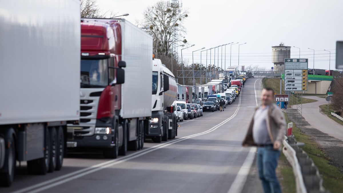 Szef KAS: na polsko-ukraińskich przejściach granicznych obsługujemy więcej samochodów niż przed wojną