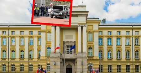 Rozlał ciecz przed kancelarią premiera. Usłyszał zarzuty