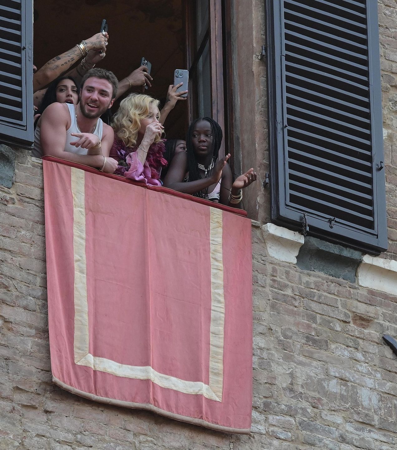 Madonna z pociechami 