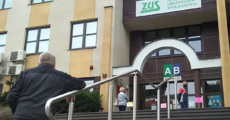 ZUS wypłaca 1431 zł. Wystarczą trzy dokumenty