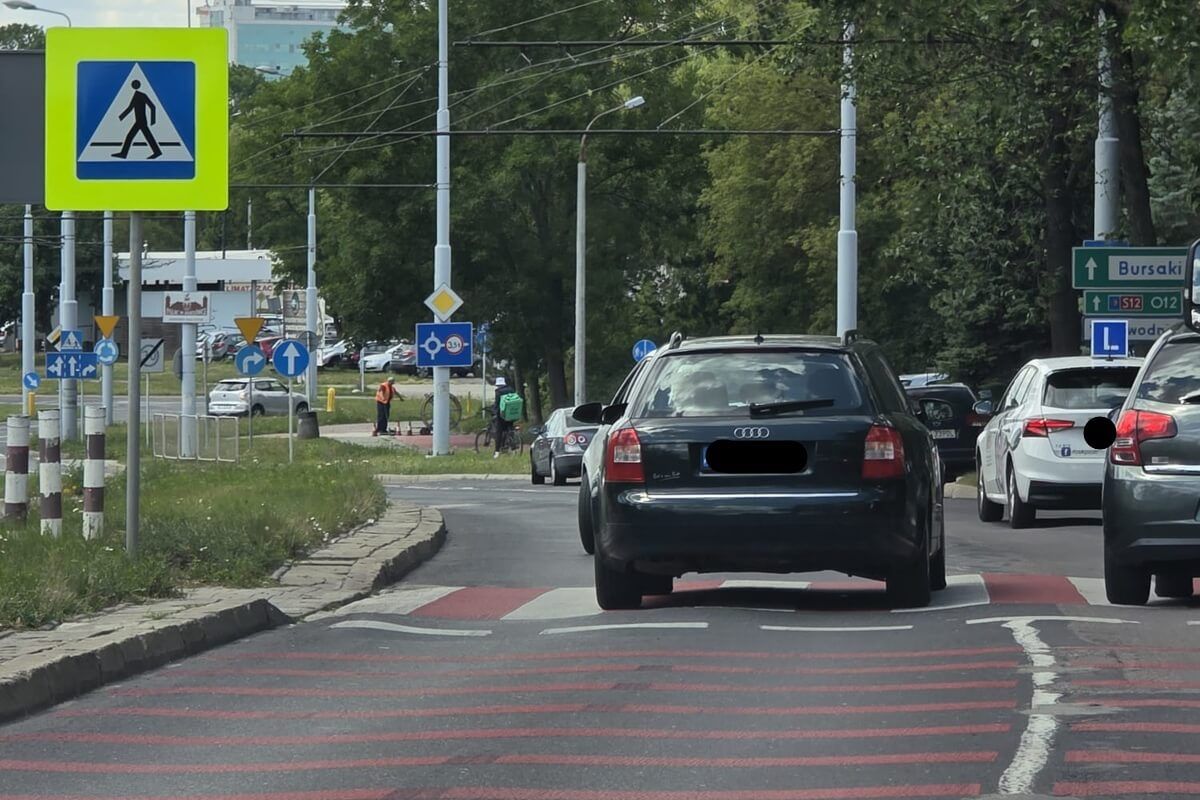 Kierująca audi potrąciła mężczyznę na przejściu dla pieszych na al. Andersa