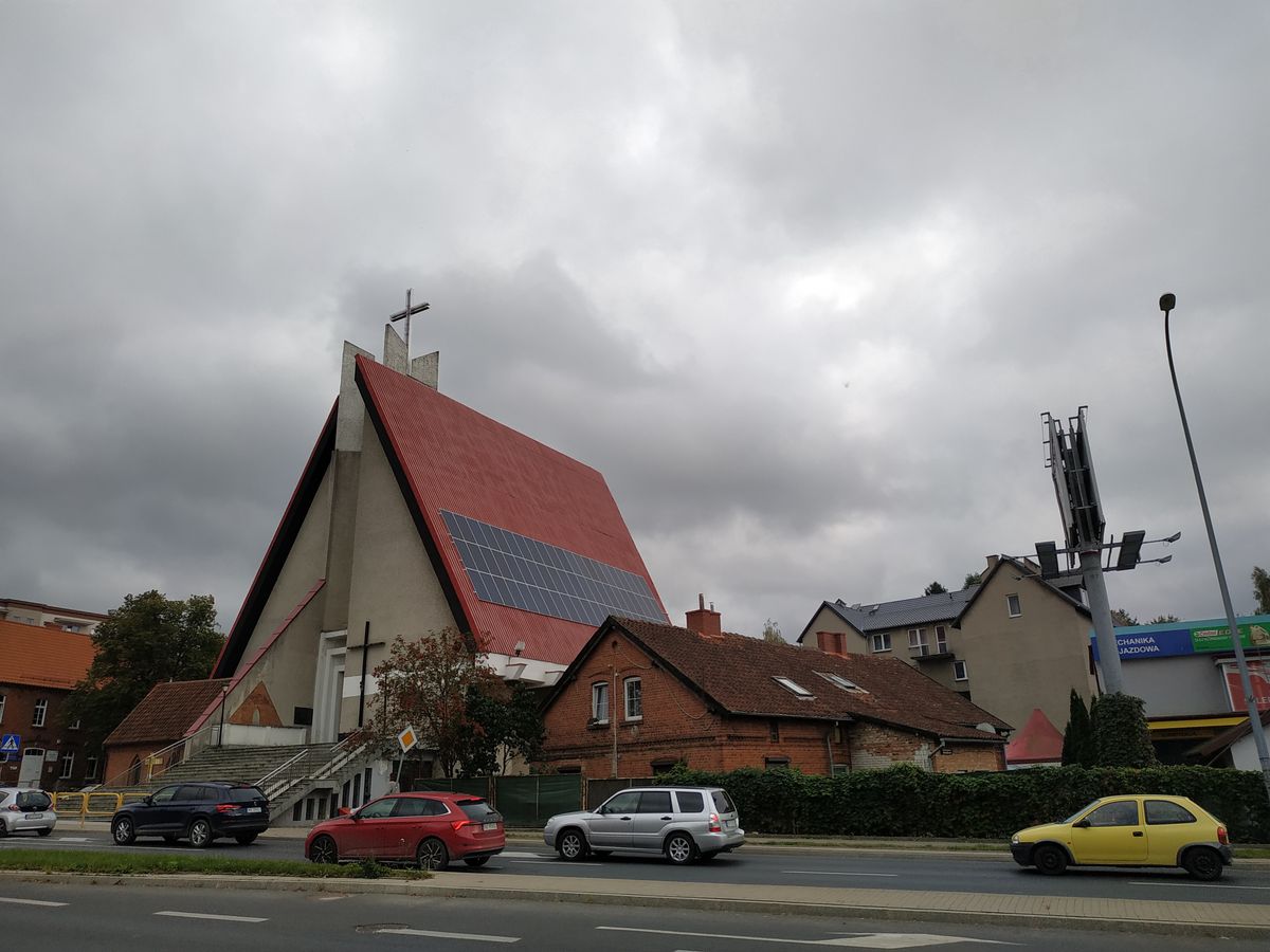 Panele słoneczne na dachu jednej z olsztyńskich parafii  mają uniezależnić kościół energetycznie