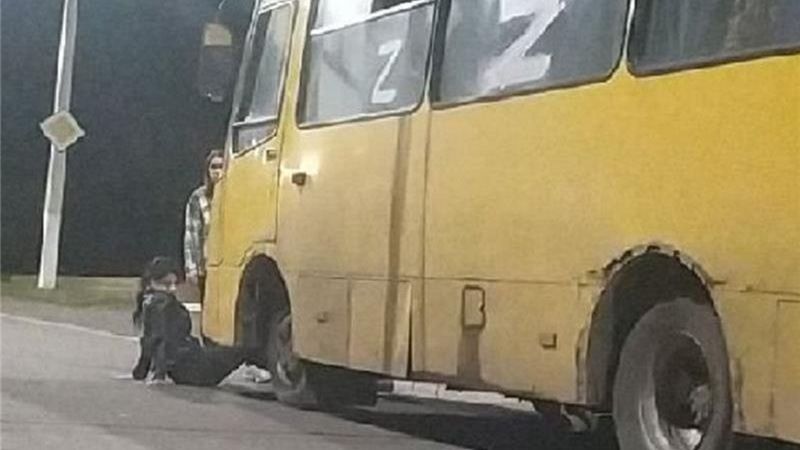 Rosjanie robią łapanki. Tej kobiecie puściły nerwy