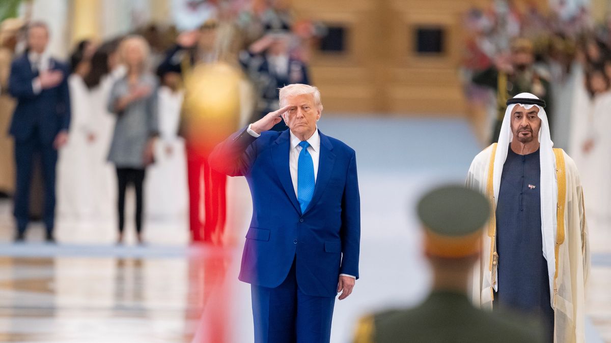 US President Donald Trump visits Abu Dhabi
epa12103986 A handout photo made available by the UAE's Presidential Court shows Sheikh Mohamed bin Zayed Al Nahyan (R), President of the United Arab Emirates and Ruler of emirate of Abu Dhabi, stands for the national anthem during the official reception of US President Donald Trump (L) during his visit to Abu Dhabi, United Arab Emirates, 15 May 2025.  EPA/UAE PRESIDENTIAL COURT / HANDOUT  HANDOUT EDITORIAL USE ONLY/NO SALES 
Dostawca: PAP/EPA.
UAE PRESIDENTIAL COURT / HANDOUT
people, person, men