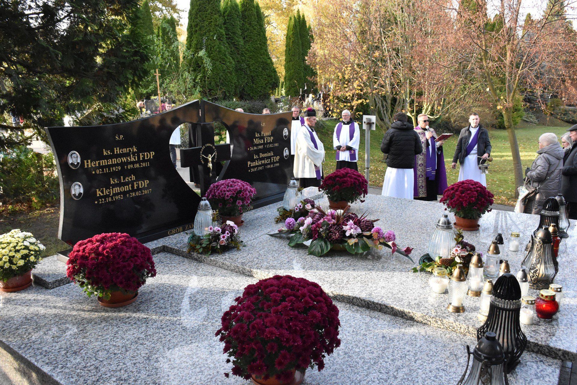 Wszystkich Świętych w Malborku. Procesja na cmentarzu