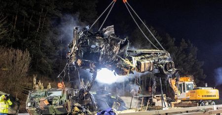 Pożar na A3. Ciężarówka wjechała w konwój wojskowy
