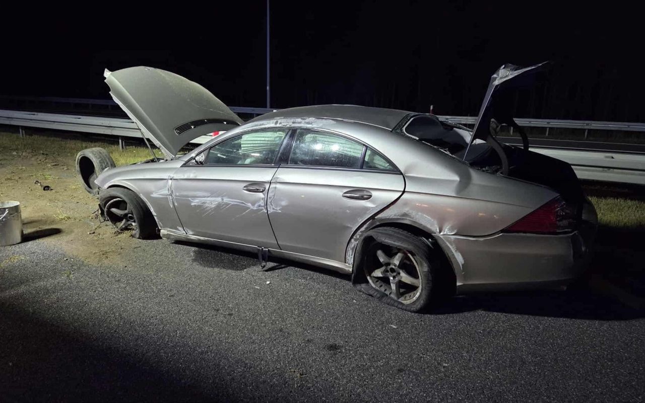 Zderzenie dwóch mercedesów i dachowanie. Pijany kierowca uciekł pieszo drogą S3