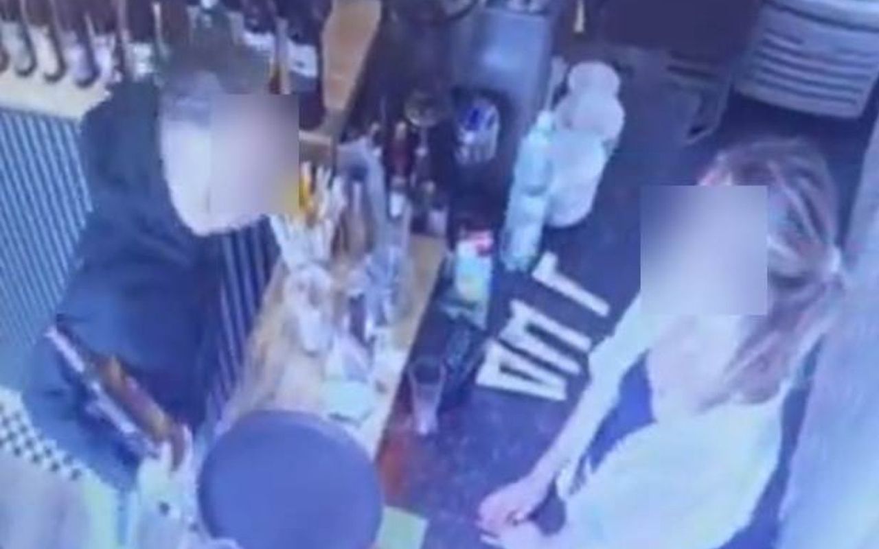 Opluł kobietę. Bulwersujący incydent w Warszawie. Znamy szczegóły
