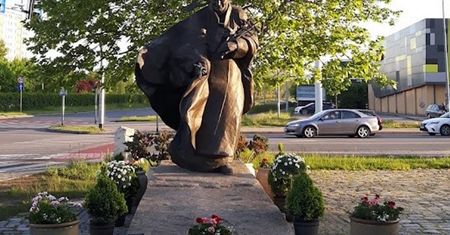 Parafianka poszła do księdza. Będą dyżury przy pomniku Jana Pawła II