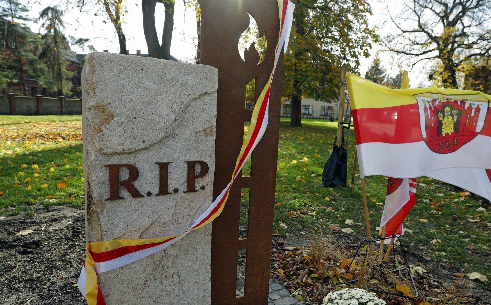 Ostatnie nagrobki oraz kaplica grobowa przetrwały w tym miejscu do 1945 roku, gdy zostały zniszczone w czasie działań wojennych. Dziś teren dawnej nekropolii porastają 200-letnie lipy i kasztanowce.