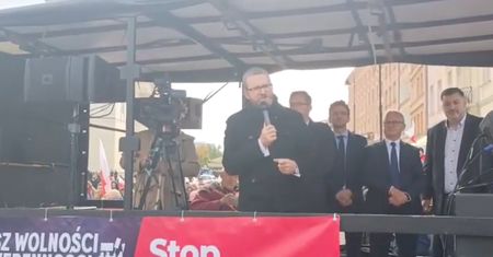 Warszawa. Marsz Wolności i suwerenności Konfederacji. Z hasłem "Stop segregacji sanitarnej"