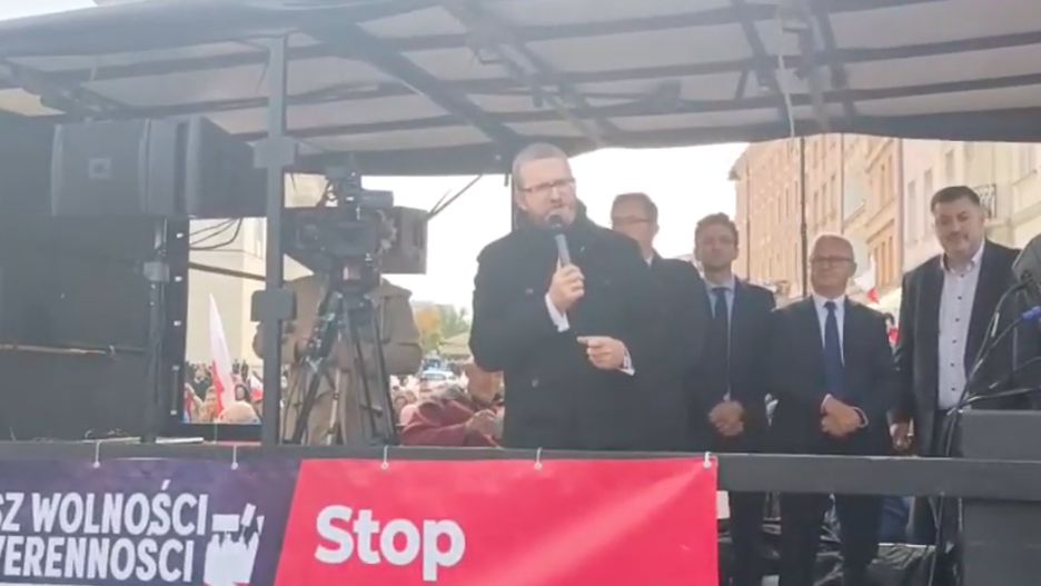 Warszawa. Liderzy Konfederacji wyrazili w sobotę sprzeciw wobec projektów wprowadzenia wymagań dotyczących zaszczepień przeciwko Covid-19 