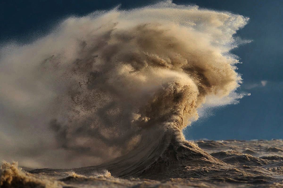 Jezioro Erie, które fotografował przy okazji swojego ostatniego projektu, ma 388 km długości i 92 szerokości. Jest to również najpłytsze z Wielkich Jezior. Jego nazwa pochodzi od słowa „Erige”, którego miejscowe plemione używały do określania dzikiego kota. Nawiązuje ona do nieprzewidywalności jeziora oraz jego porywczej natury. Ze względu na płytkość jeziora warunki panujące na jego tafli mogą dramatycznie się zmienić z minuty na minutę.