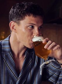 Był uzależniony od alkoholu. Tom Holland wypuszcza bezalkoholowe piwo premium