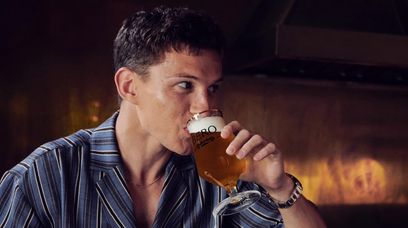 Był uzależniony od alkoholu. Tom Holland wypuszcza bezalkoholowe piwo premium