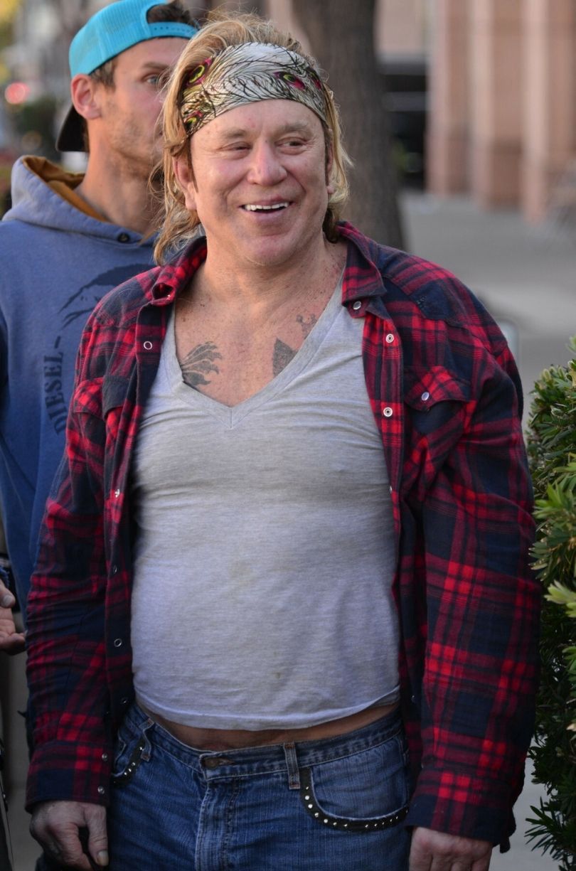 Mickey Rourke w "rockowej" stylizacji maszeruje na lunch w Beverly Hills