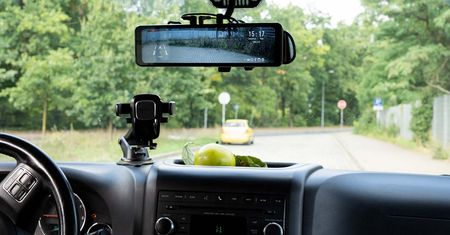 Z tym lusterkiem zobaczysz więcej – test wideorejestratora Orllo LX-60 Dual GPS