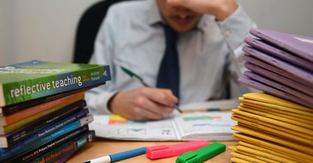 "Łysiejący i spoceni". Tak widzi polskich nauczycieli