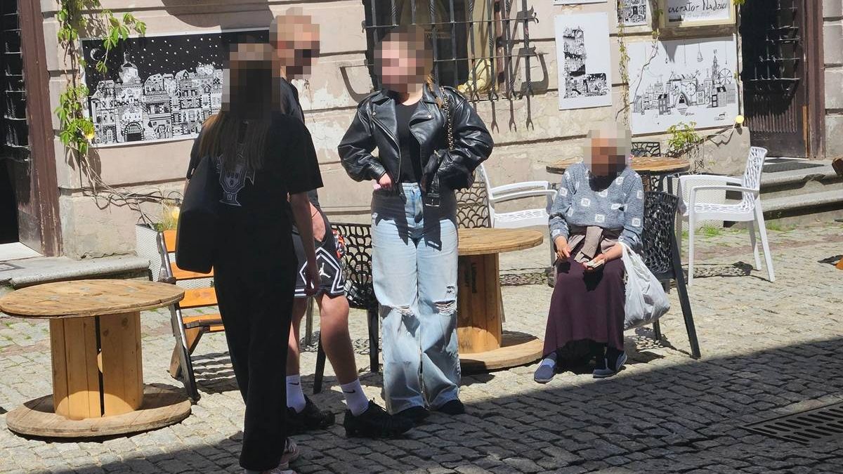 Kobieta naciąga osoby na wróżbę z kart