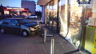 Kierowca zasłabł w trakcie jazdy. Auto przejechało przez parking i wbiło się w witrynę sklepu
