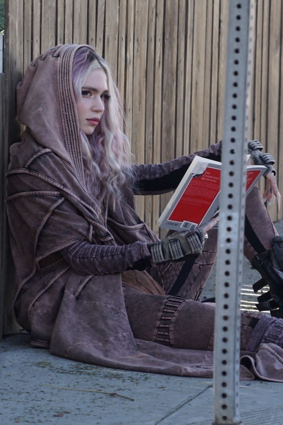 Grimes czyta "Manifest komunistyczny"