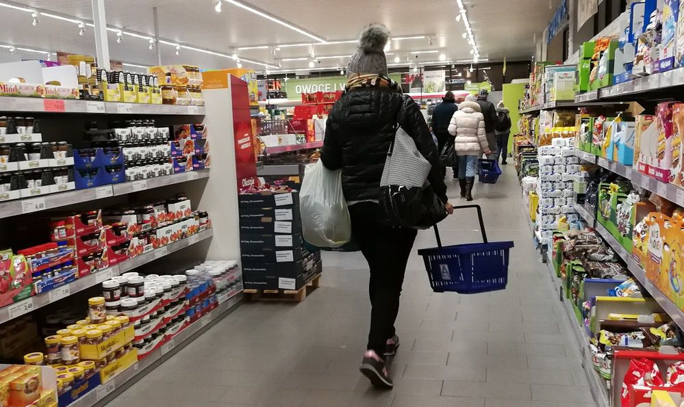 Polacy zaczynają mocno oszczędzać na zakupach, głównie na słodyczach, odzieży i alkoholu