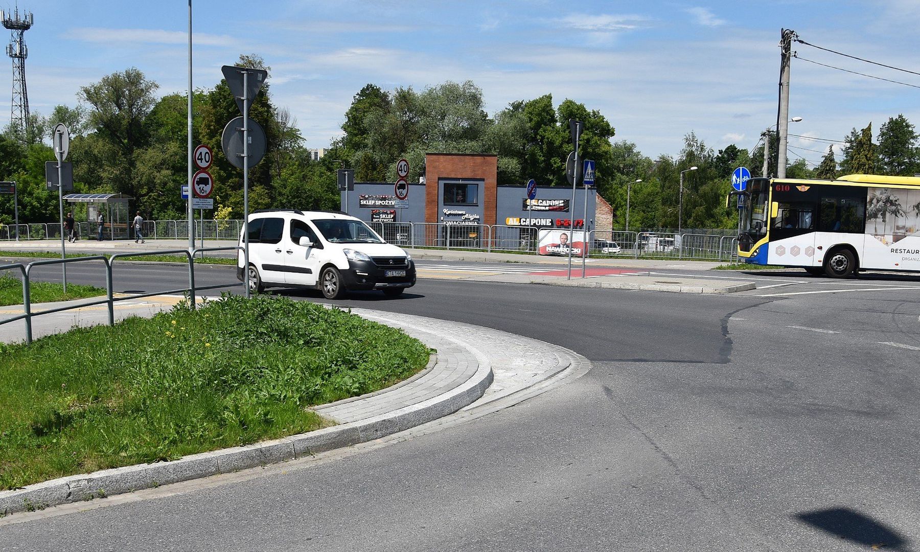 Rondo na ulicy Lwowskiej w Tarnowie. Poszerzono skosy na wlotach od strony wschodniej i zachodniej, przesuwając krawężniki i utwardzając nowe, wyniesione powierzchnie z kostki granitowej