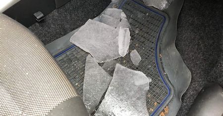 Wyprzedzał ciężarówkę, gdy na auto spadł lód. Kierowcy, jak co roku - uważajcie