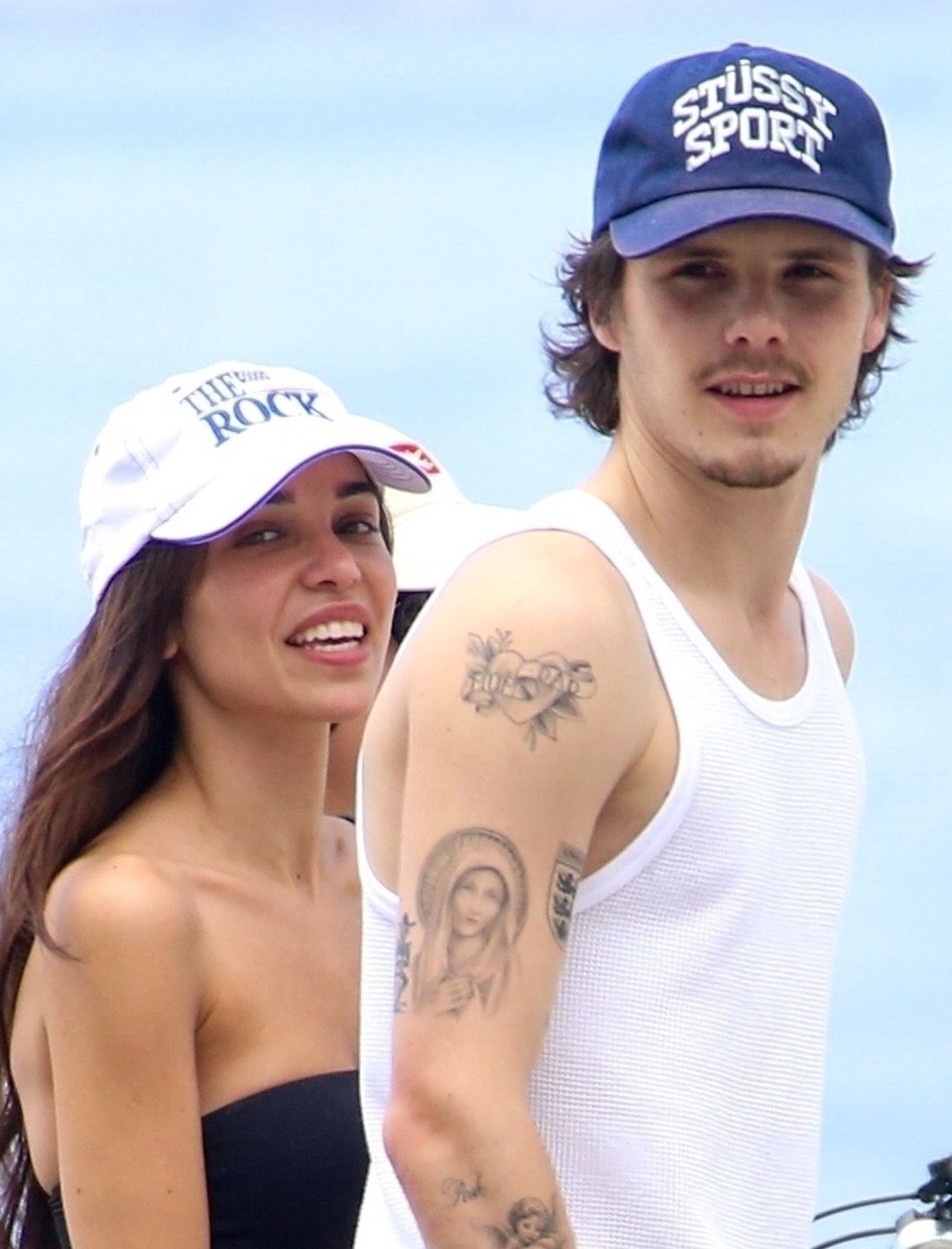 19-letni Cruz Beckham wczasuje się ze starszą o dekadę ukochaną
