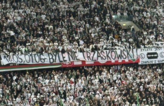Na Legii transparenty wymierzone w Trzaskowskiego. Klub apeluje do mediów