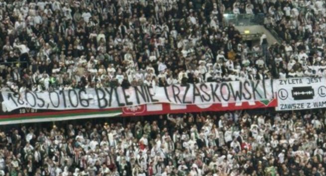 Na Legii transparenty wymierzone w Trzaskowskiego. Klub apeluje do mediów