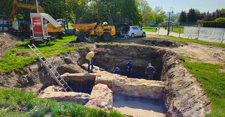 Prace ziemne na Błoniach pod Zamkiem przerwane, wkroczyli archeolodzy. „Odkryto pozostałości dawnej zabudowy”