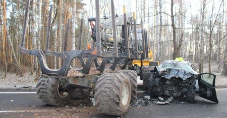 Zderzenie auta osobowego z maszyną leśną. Groźny wypadek pod Włocławkiem