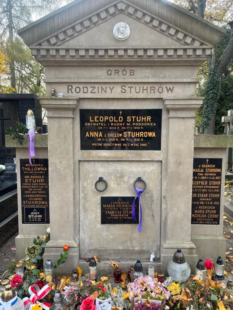Został pochowany na Cmentarzu Rakowickim w Krakowie